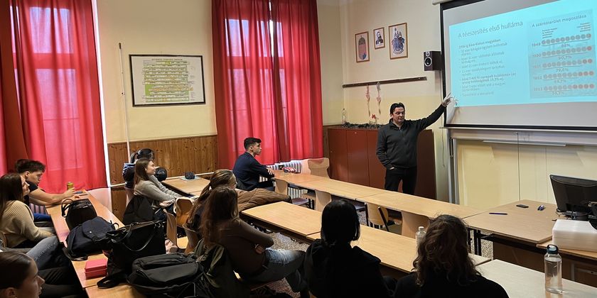 Rendhagyó történelemóra a Sziládyban